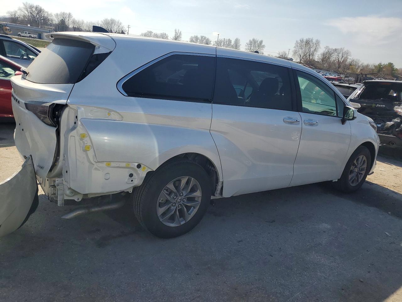 2025 TOYOTA SIENNA XLE 7-PASSENGER photo 3