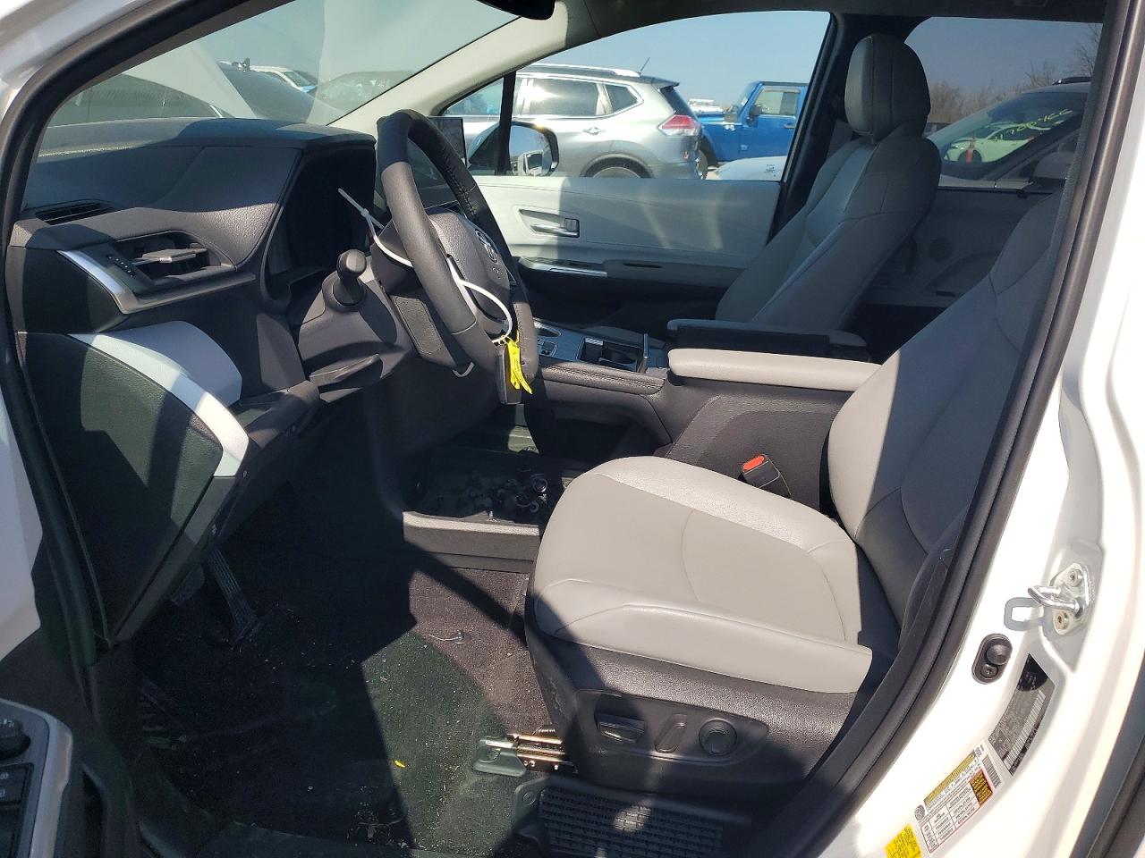 2025 TOYOTA SIENNA XLE 7-PASSENGER photo 7