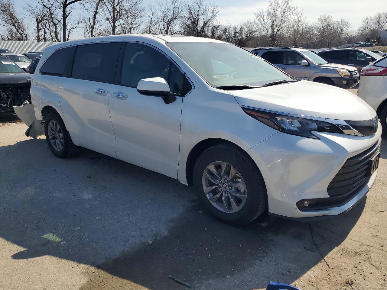 2025 TOYOTA SIENNA XLE 7-PASSENGER photo 4