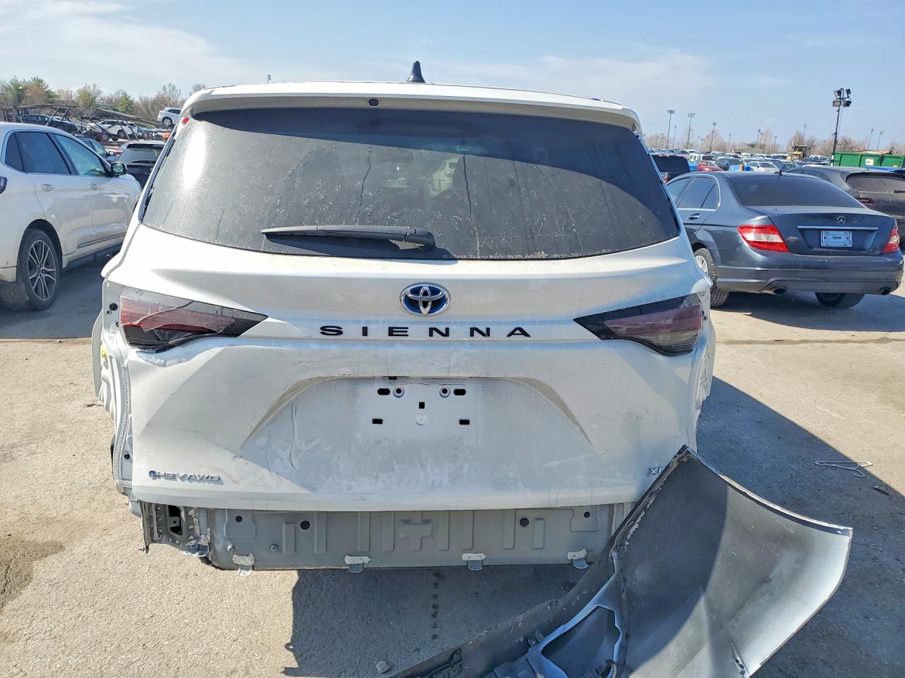 2025 TOYOTA SIENNA XLE 7-PASSENGER photo 6
