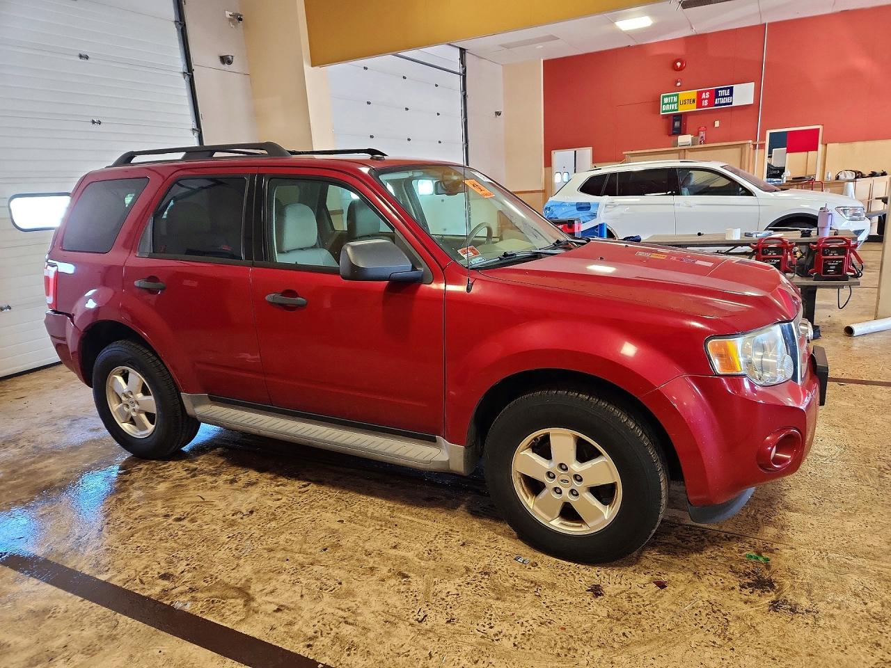 2010 FORD ESCAPE photo 4