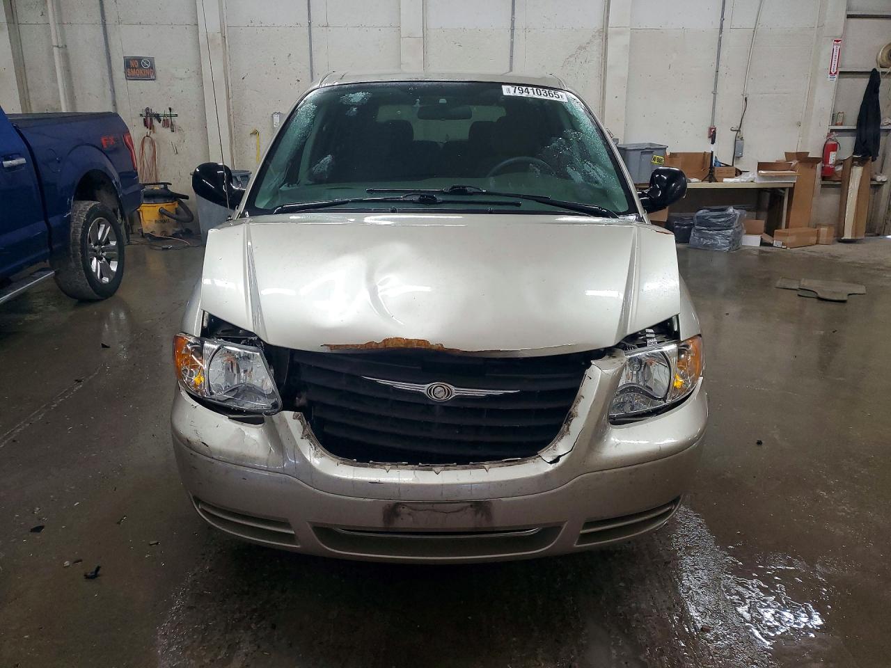 2005 CHRYSLER TOWN & COUNTRY photo 5