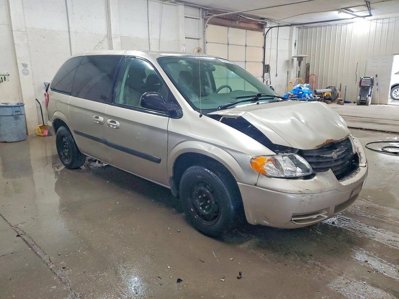 2005 CHRYSLER TOWN & COUNTRY photo 4