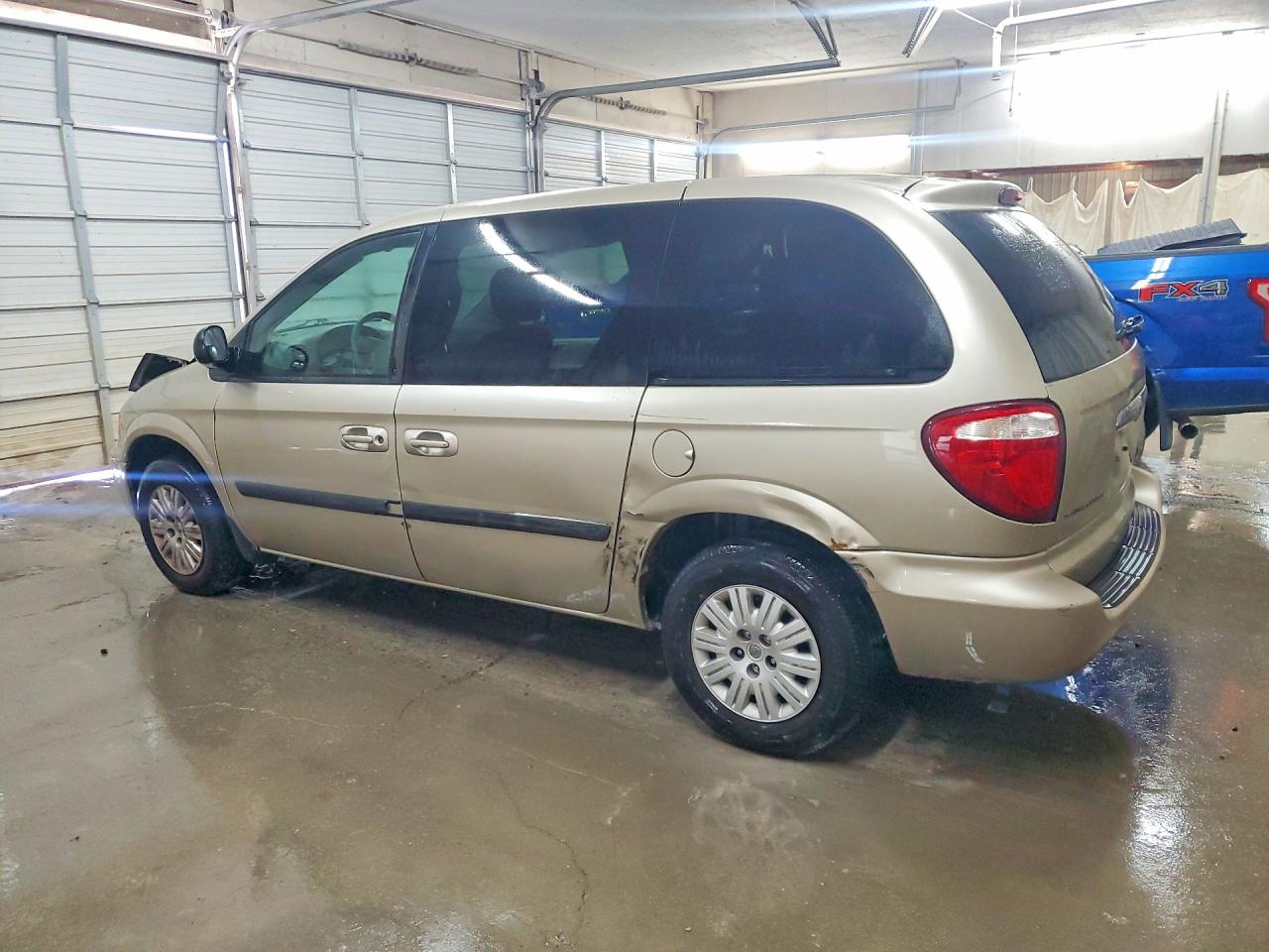 2005 CHRYSLER TOWN & COUNTRY photo 2
