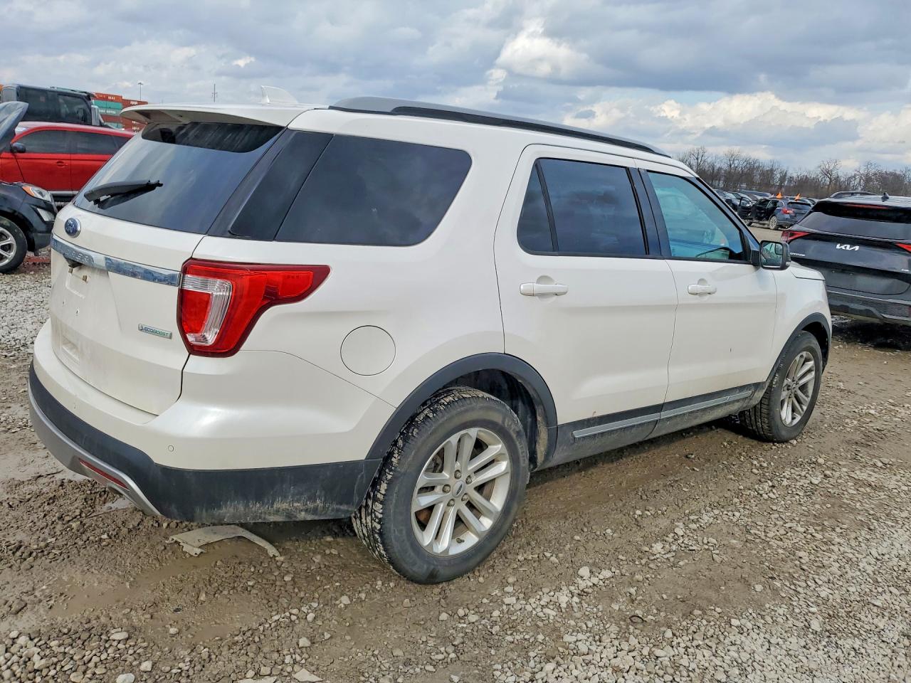 2017 FORD EXPLORER XLT photo 3