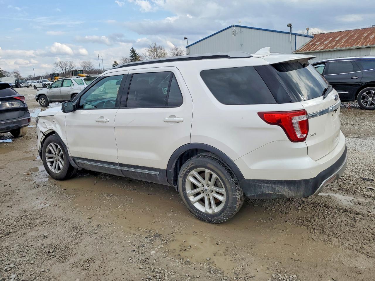 2017 FORD EXPLORER XLT photo 2