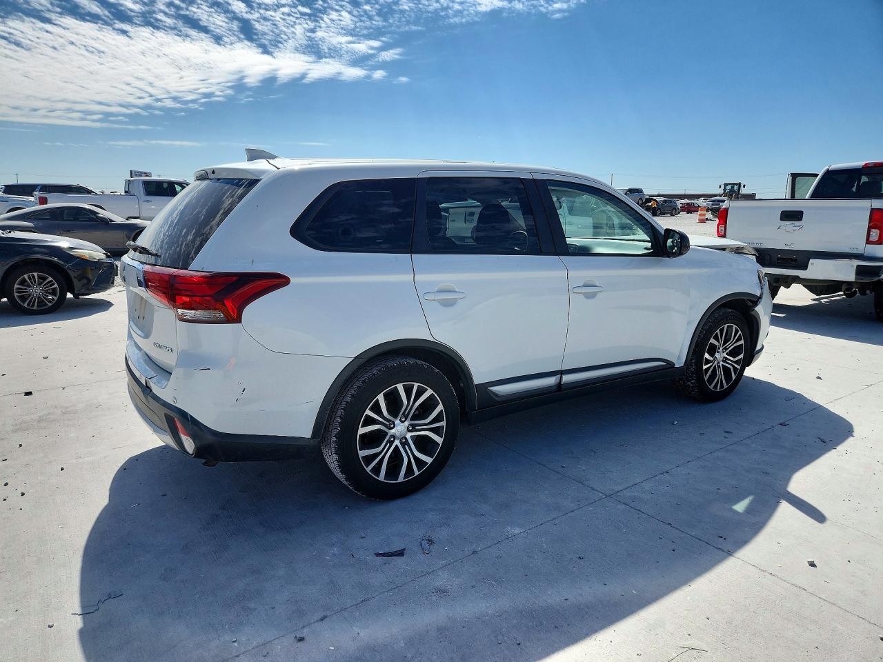 2018 MITSUBISHI OUTLANDER ES photo 3