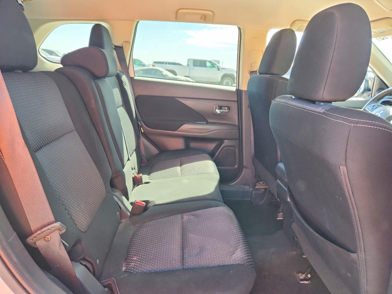 2018 MITSUBISHI OUTLANDER ES photo 11
