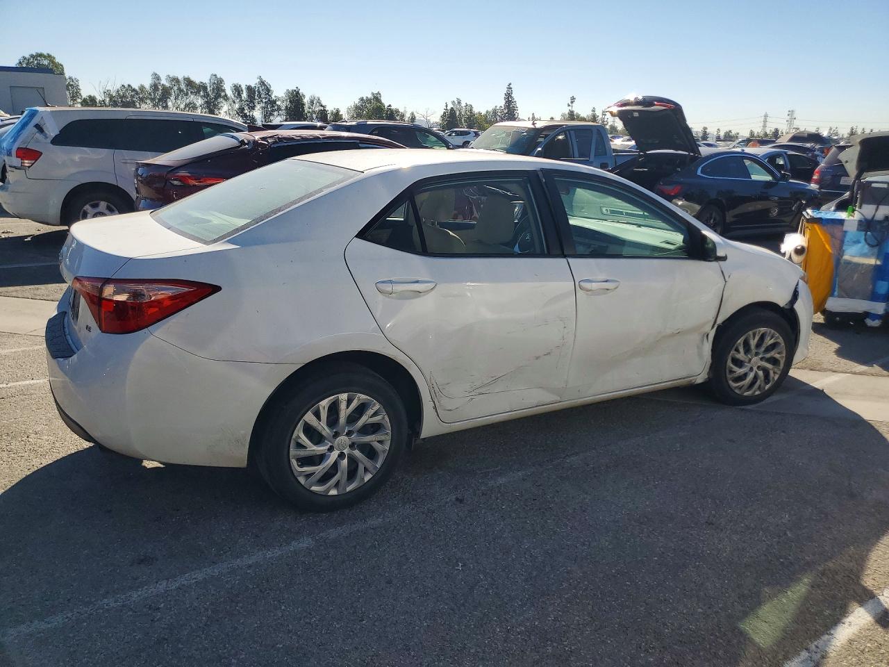 2017 TOYOTA COROLLA LE photo 3