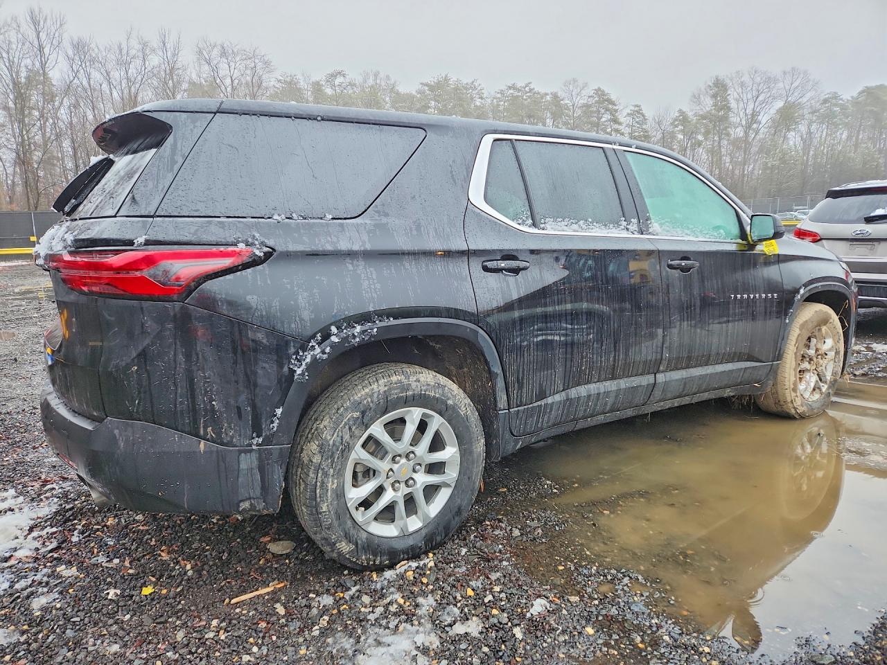 2023 CHEVROLET TRAVERSE LS photo 3