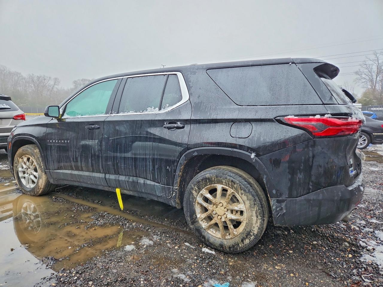 2023 CHEVROLET TRAVERSE LS photo 2