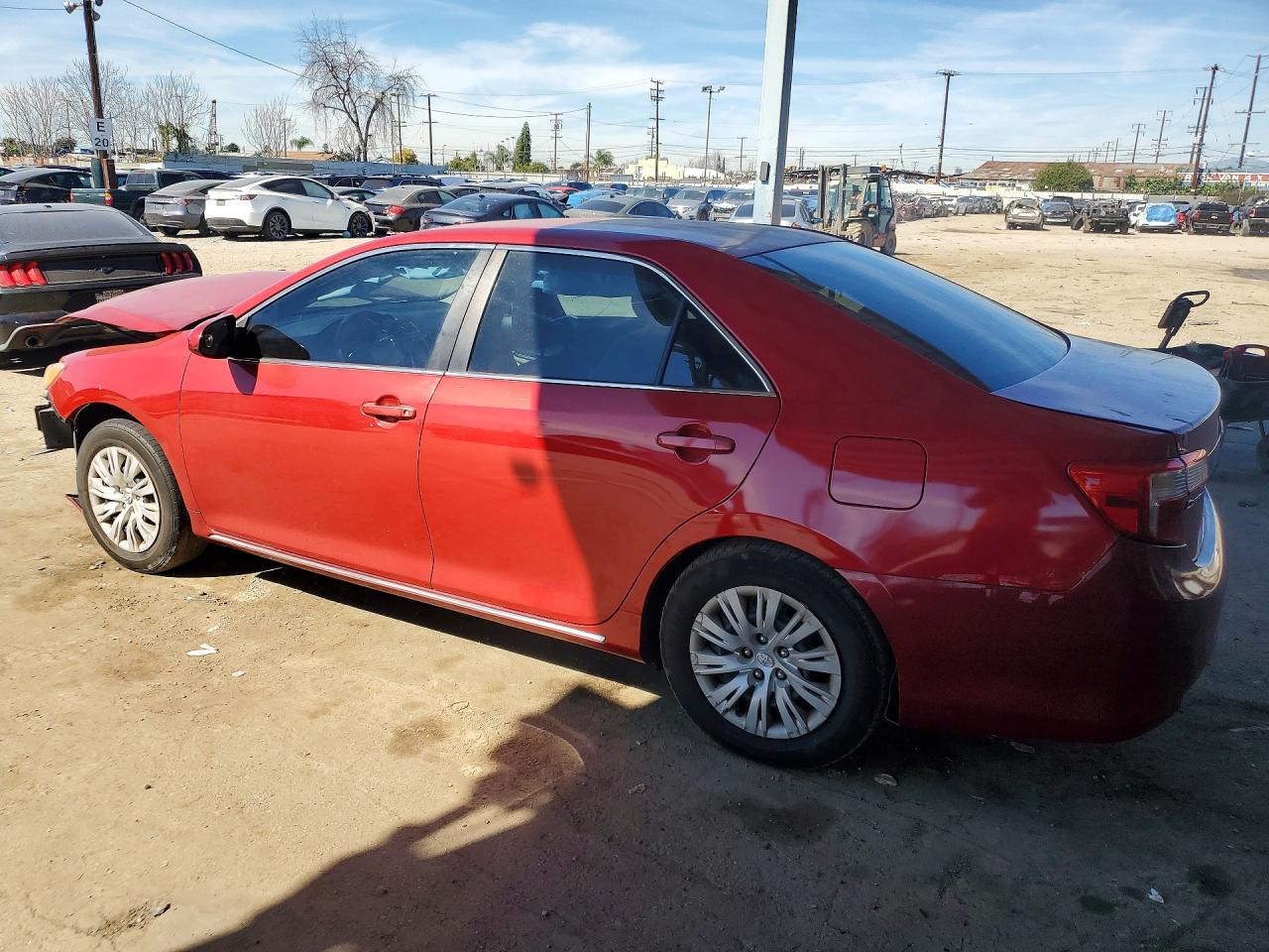 2014 TOYOTA CAMRY LE photo 2