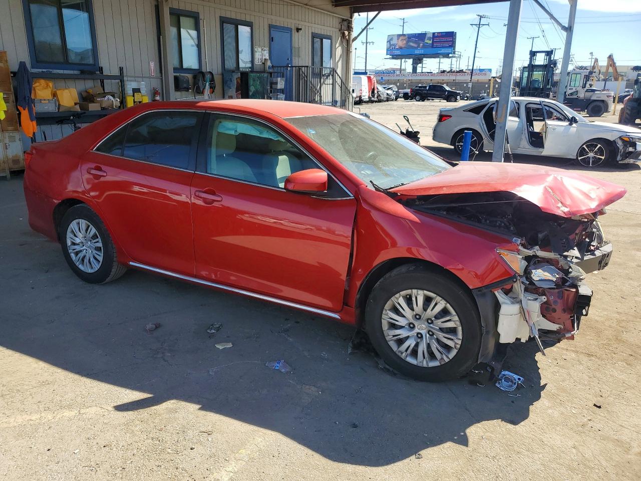 2014 TOYOTA CAMRY LE photo 4