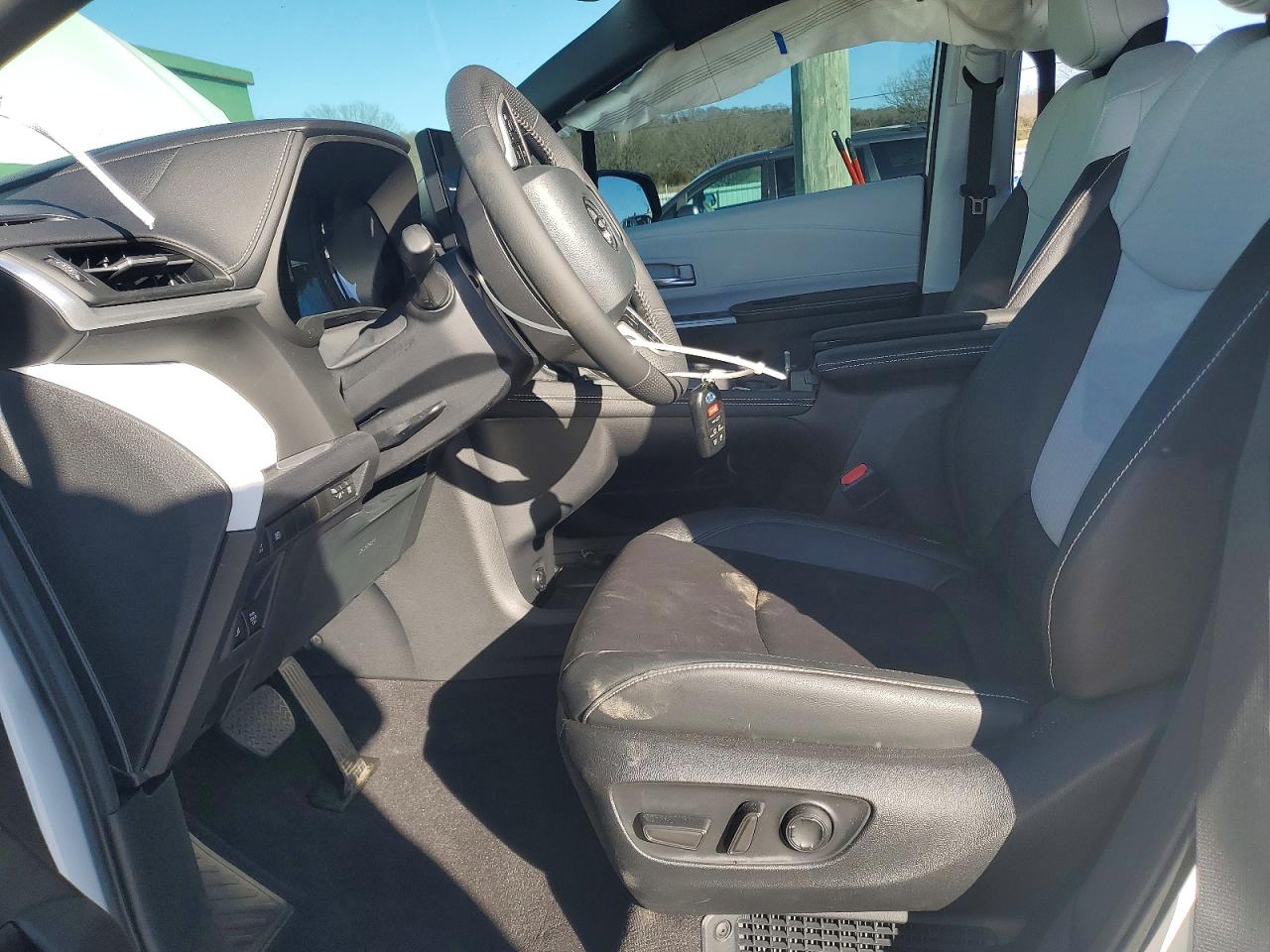 2025 TOYOTA SIENNA XSE 7-PASSENGER photo 7