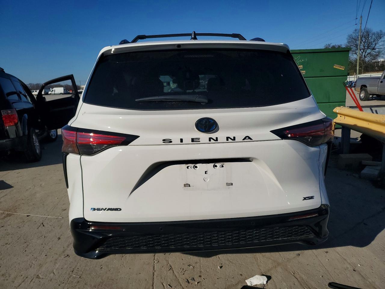 2025 TOYOTA SIENNA XSE 7-PASSENGER photo 6