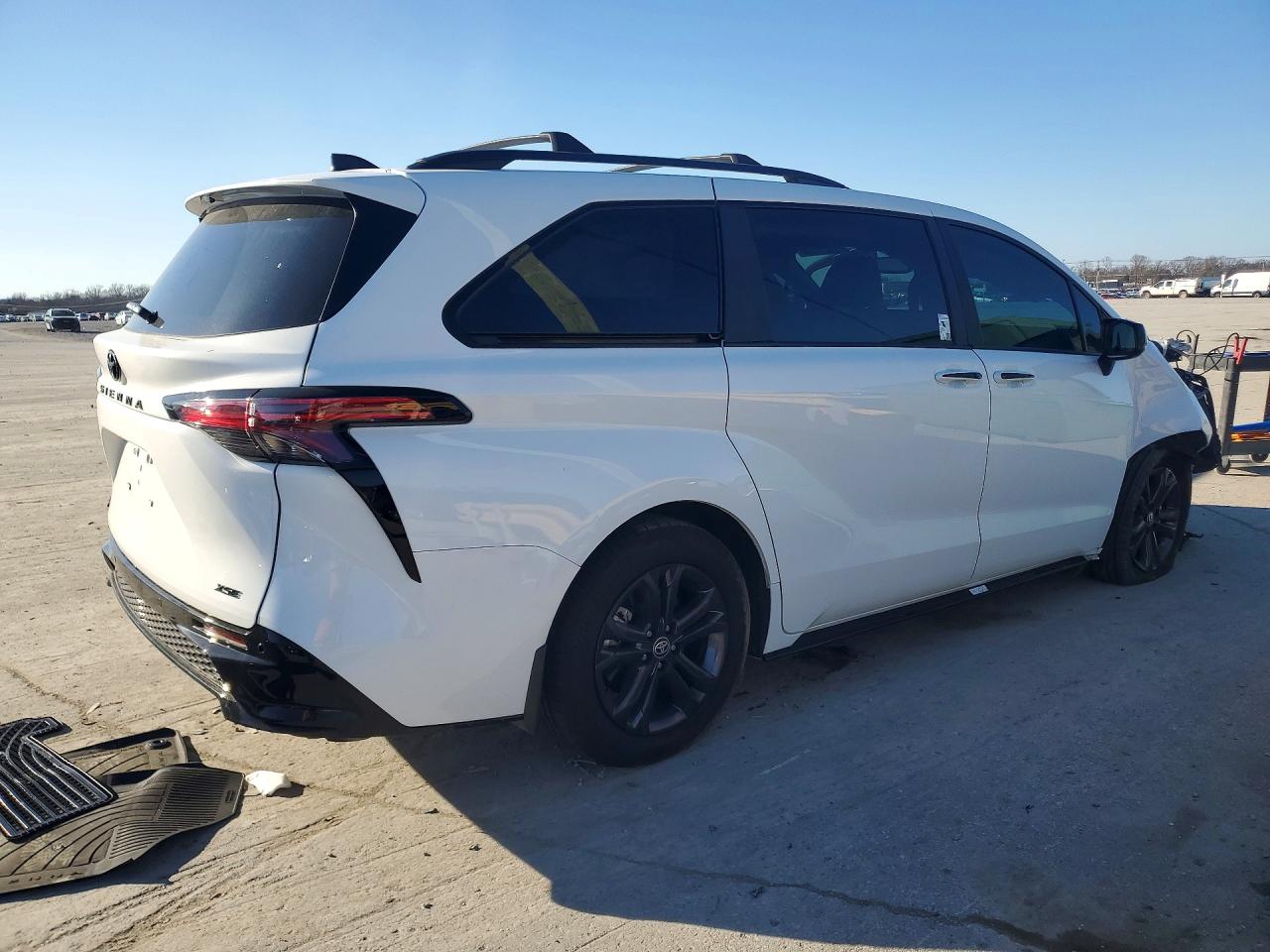 2025 TOYOTA SIENNA XSE 7-PASSENGER photo 3