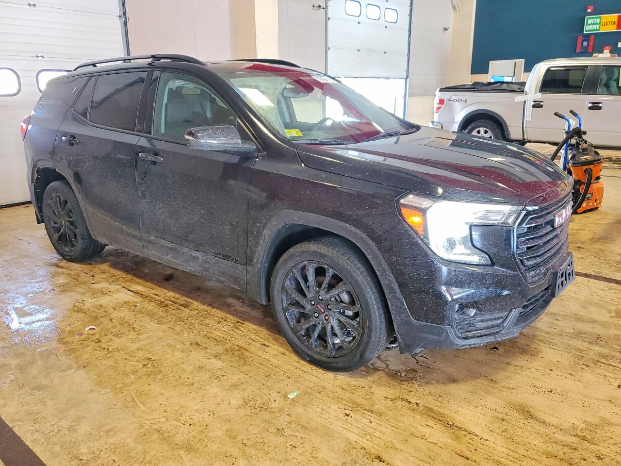 2024 GMC TERRAIN SLT photo 4