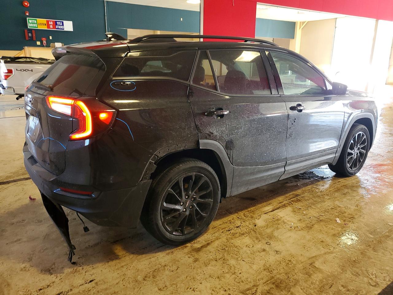 2024 GMC TERRAIN SLT photo 3