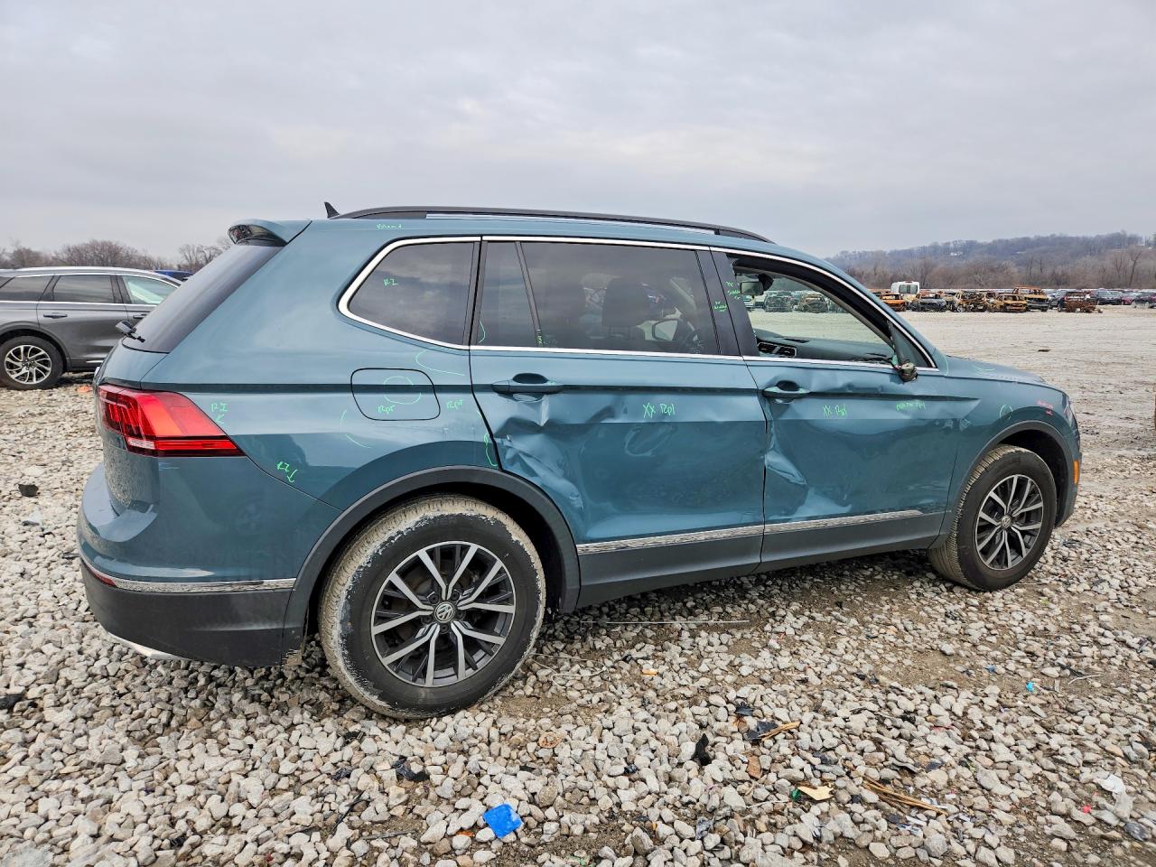 2020 VOLKSWAGEN TIGUAN SE photo 3