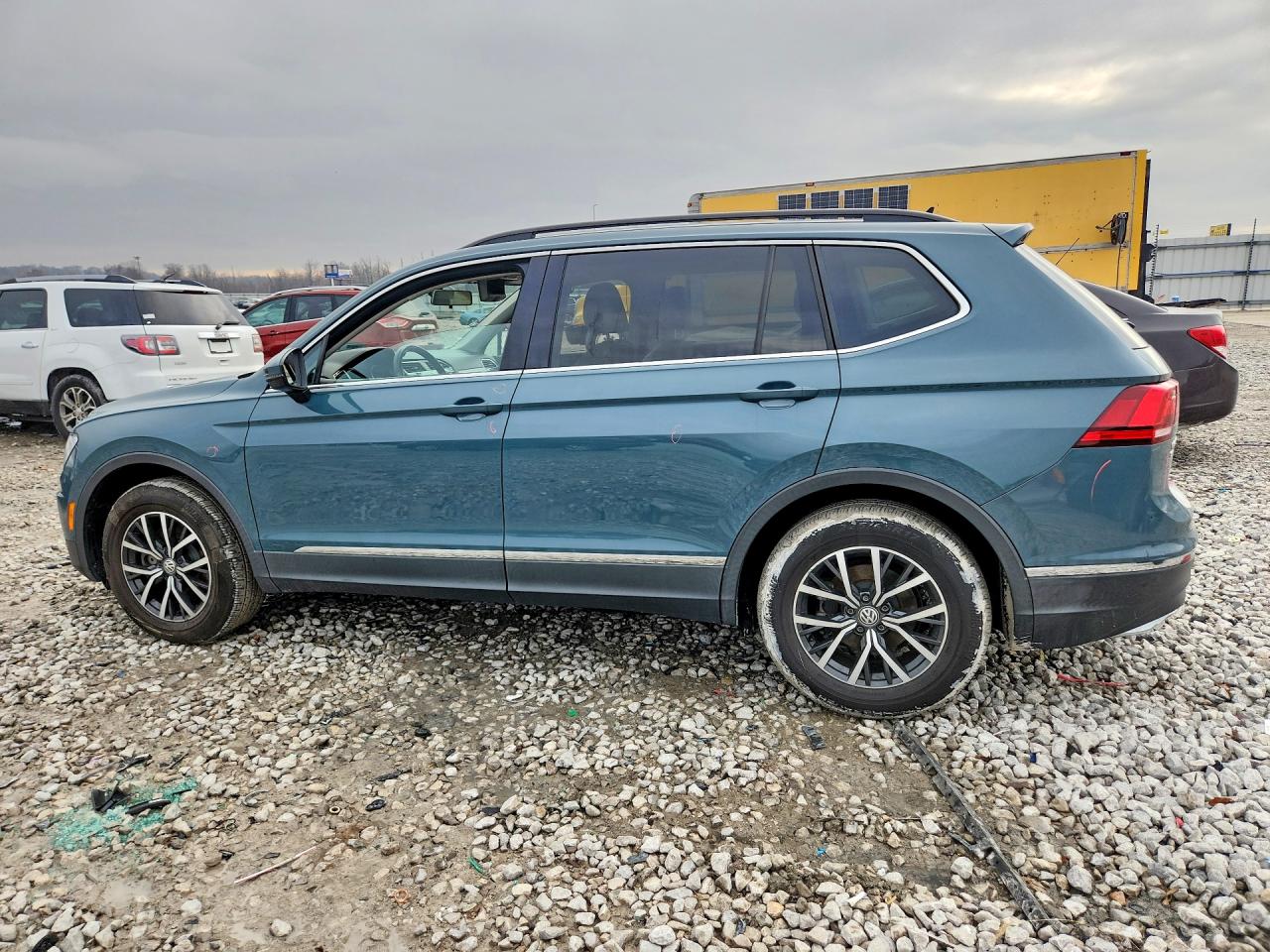 2020 VOLKSWAGEN TIGUAN SE photo 2