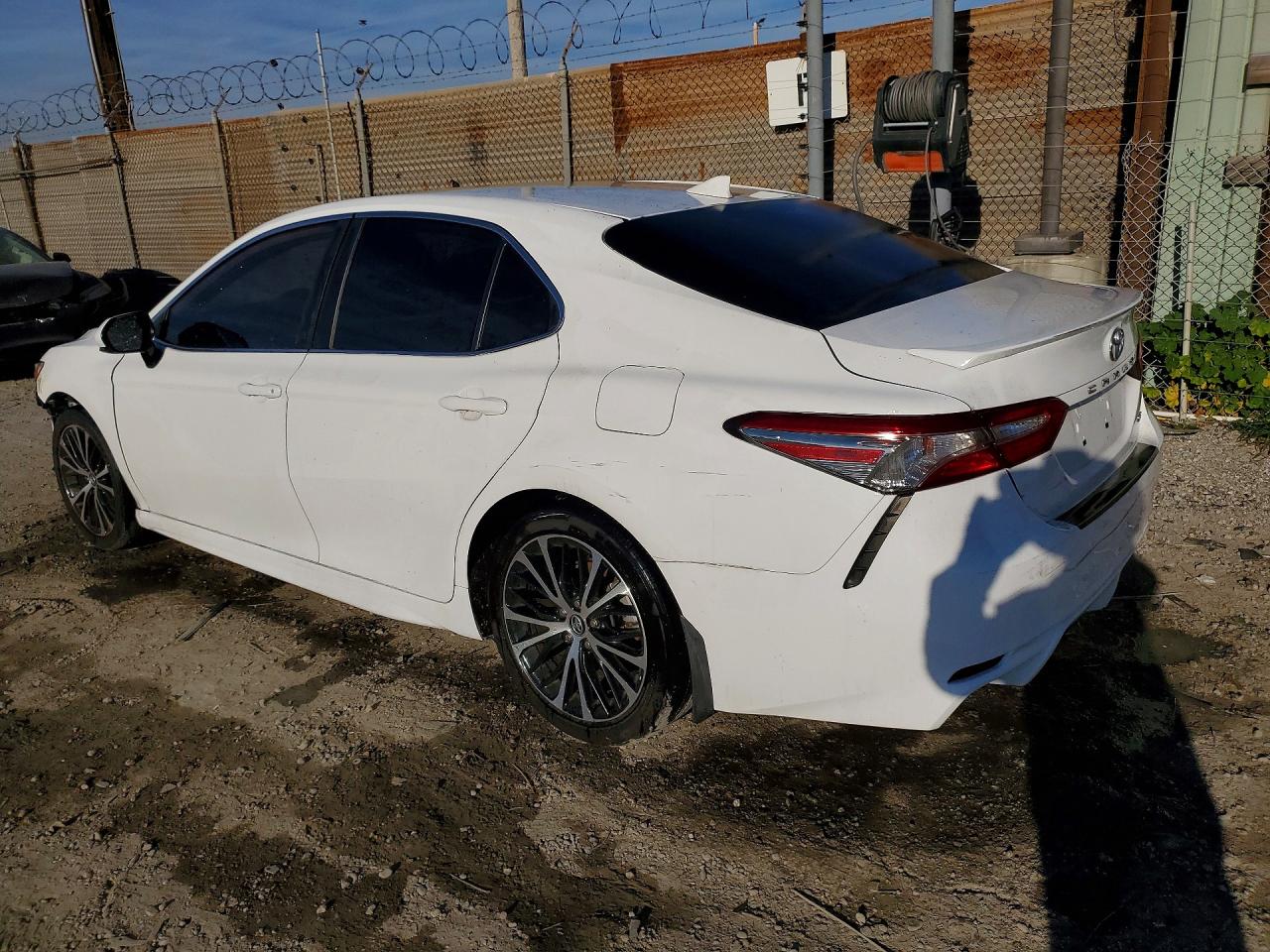 2020 TOYOTA CAMRY SE photo 3