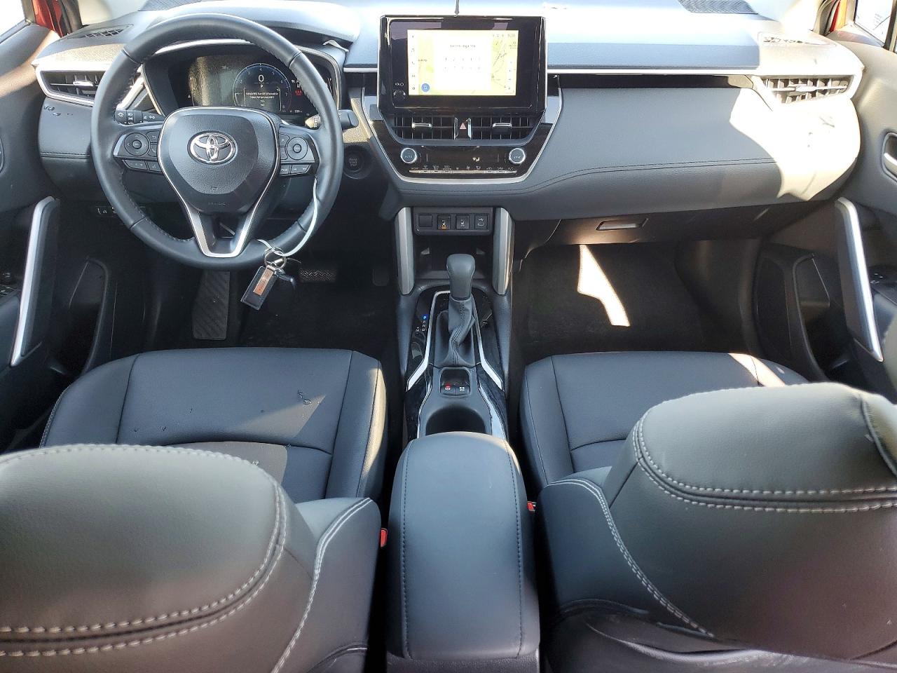 2024 TOYOTA COROLLA CROSS XLE photo 8