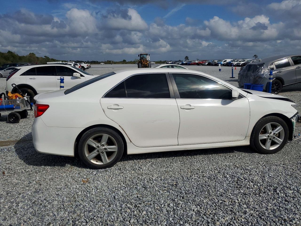 2014 TOYOTA CAMRY SE photo 3