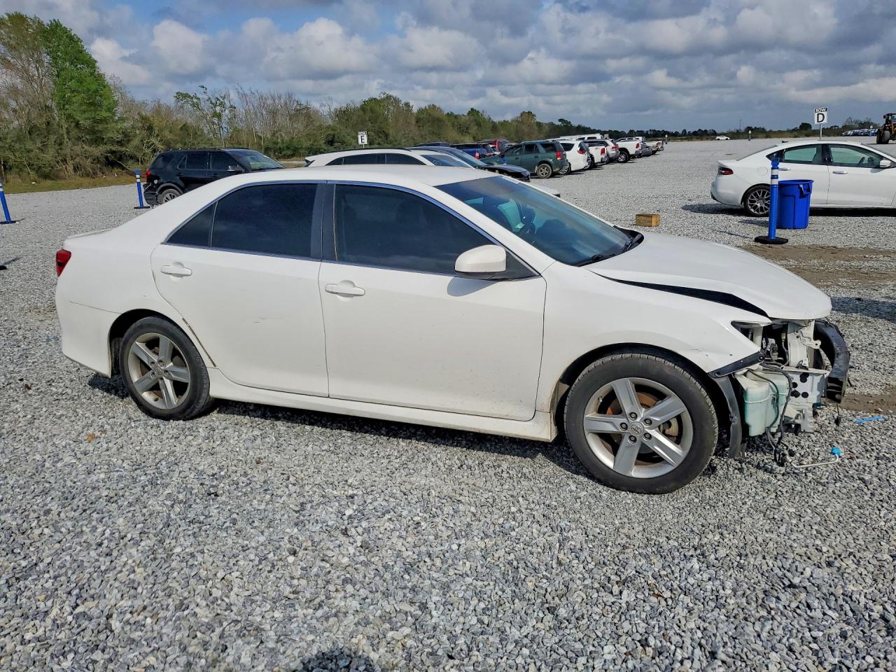 2014 TOYOTA CAMRY SE photo 4
