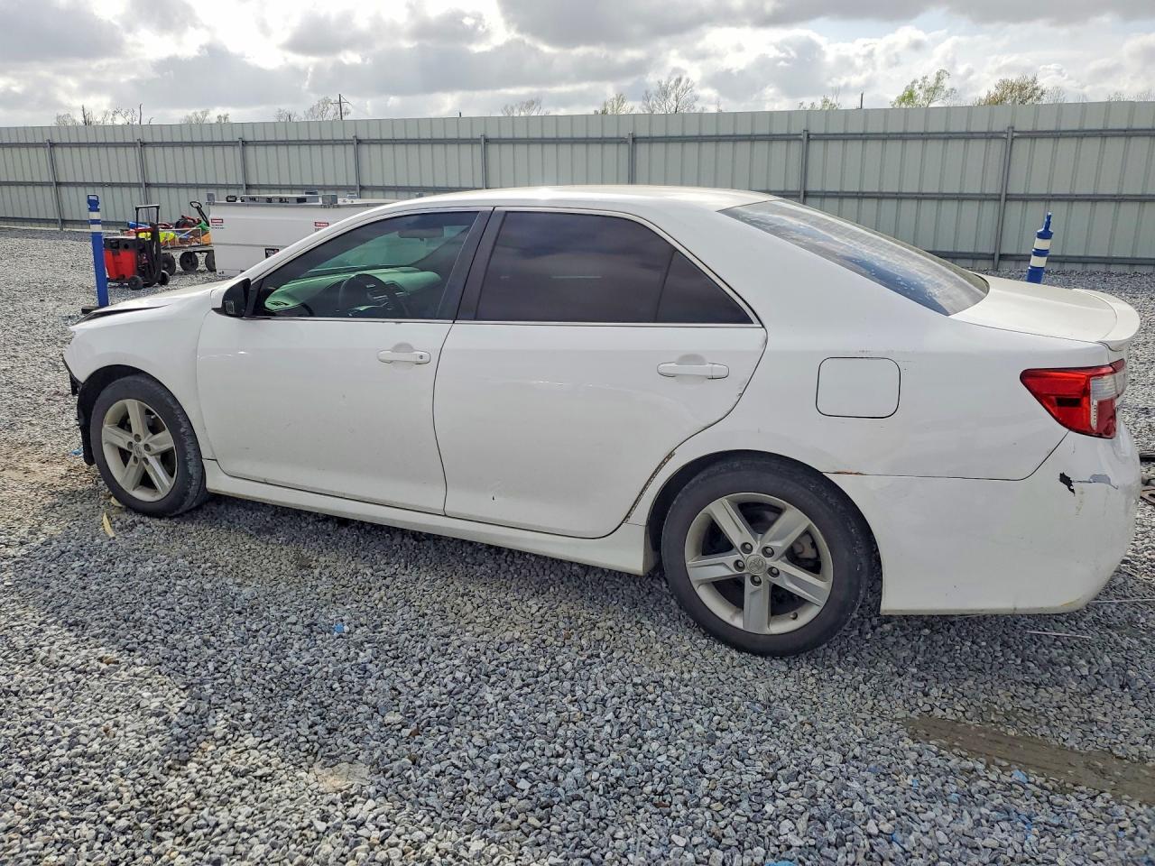 2014 TOYOTA CAMRY SE photo 2