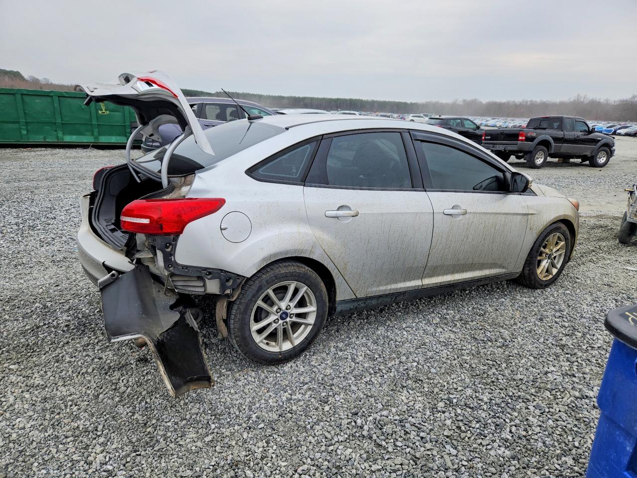 2015 FORD FOCUS SE photo 3