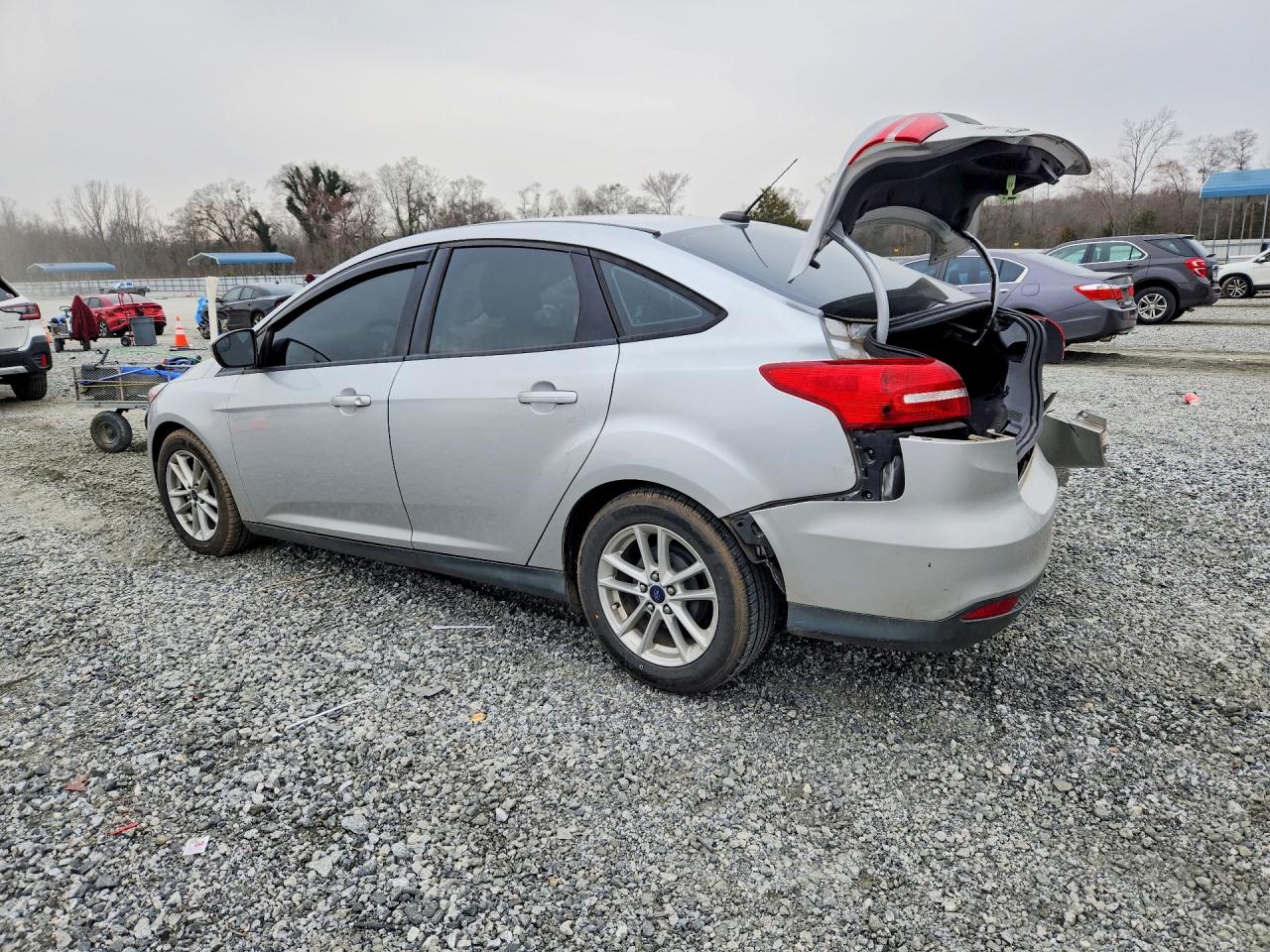 2015 FORD FOCUS SE photo 2