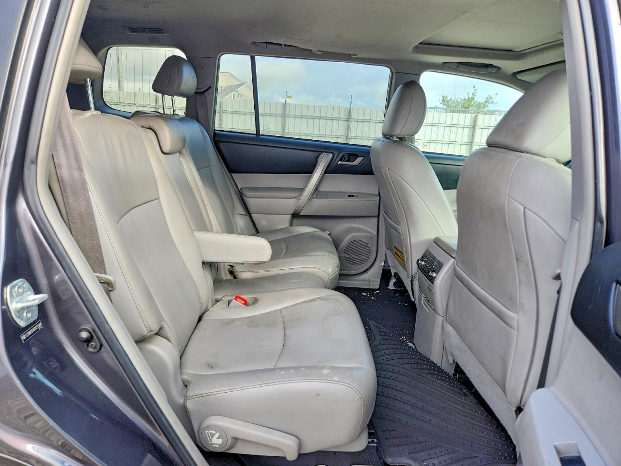 2013 TOYOTA HIGHLANDER SE photo 31