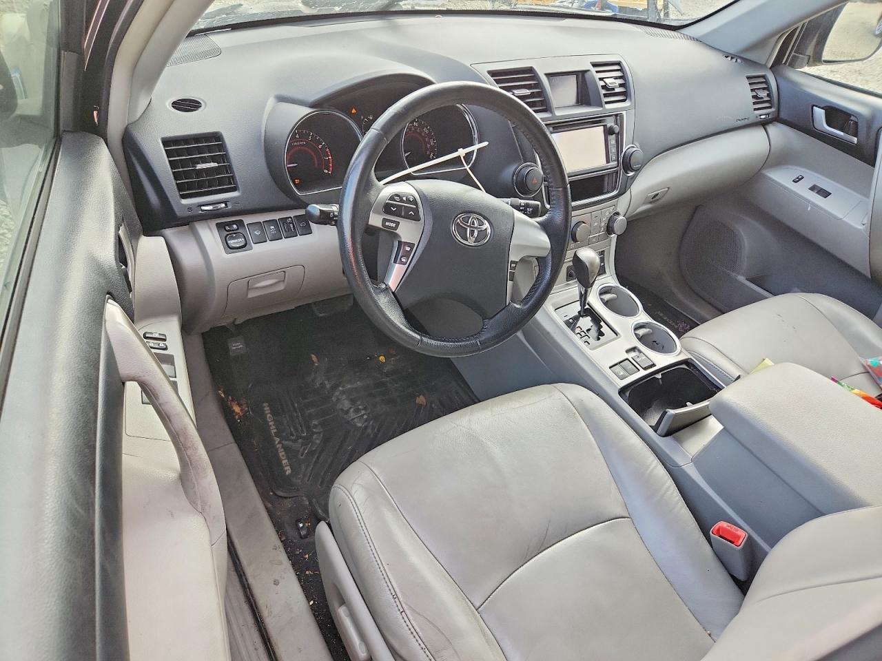 2013 TOYOTA HIGHLANDER SE photo 22