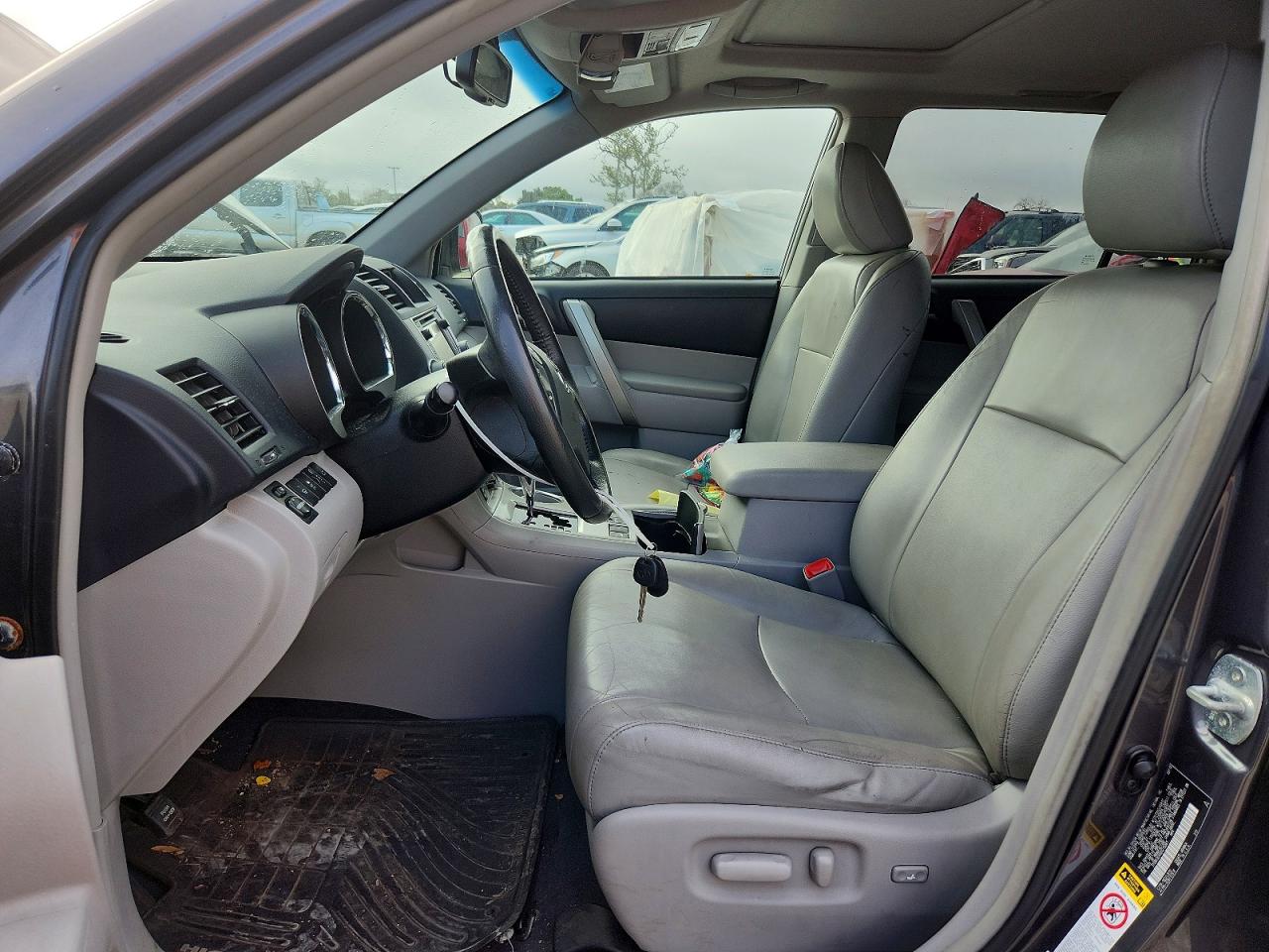 2013 TOYOTA HIGHLANDER SE photo 19