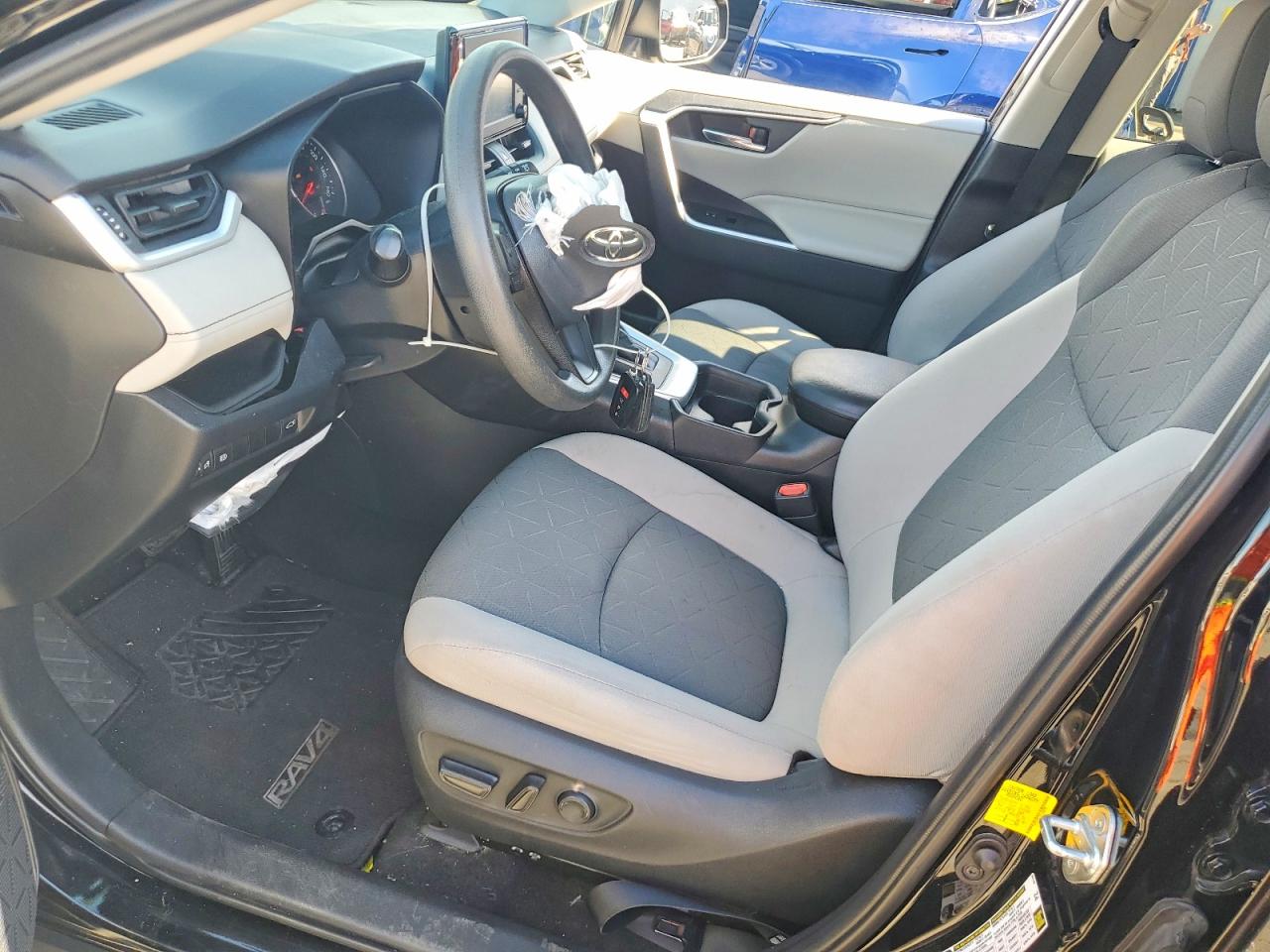 2019 TOYOTA RAV4 XLE photo 13