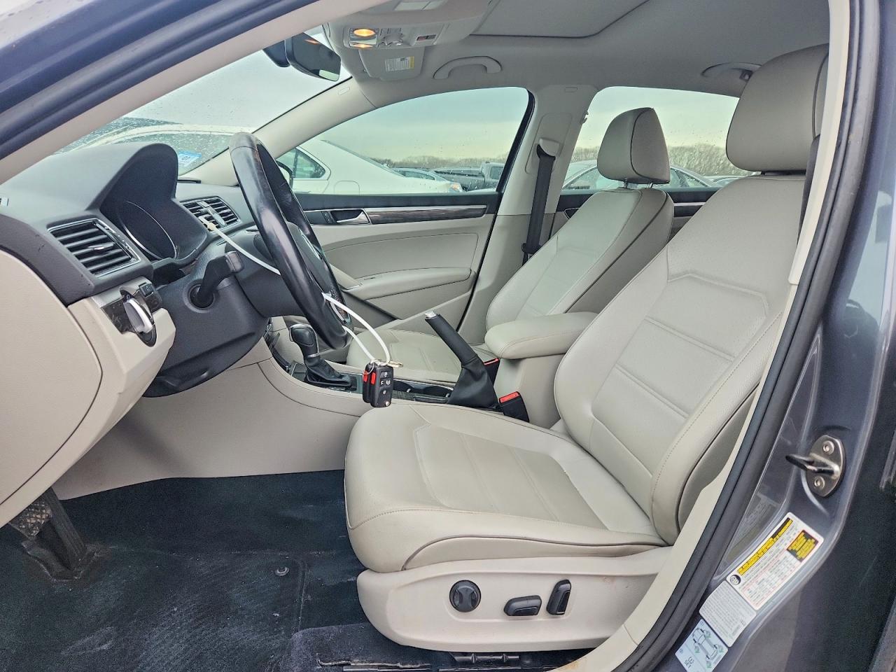 2017 VOLKSWAGEN PASSAT SE photo 7