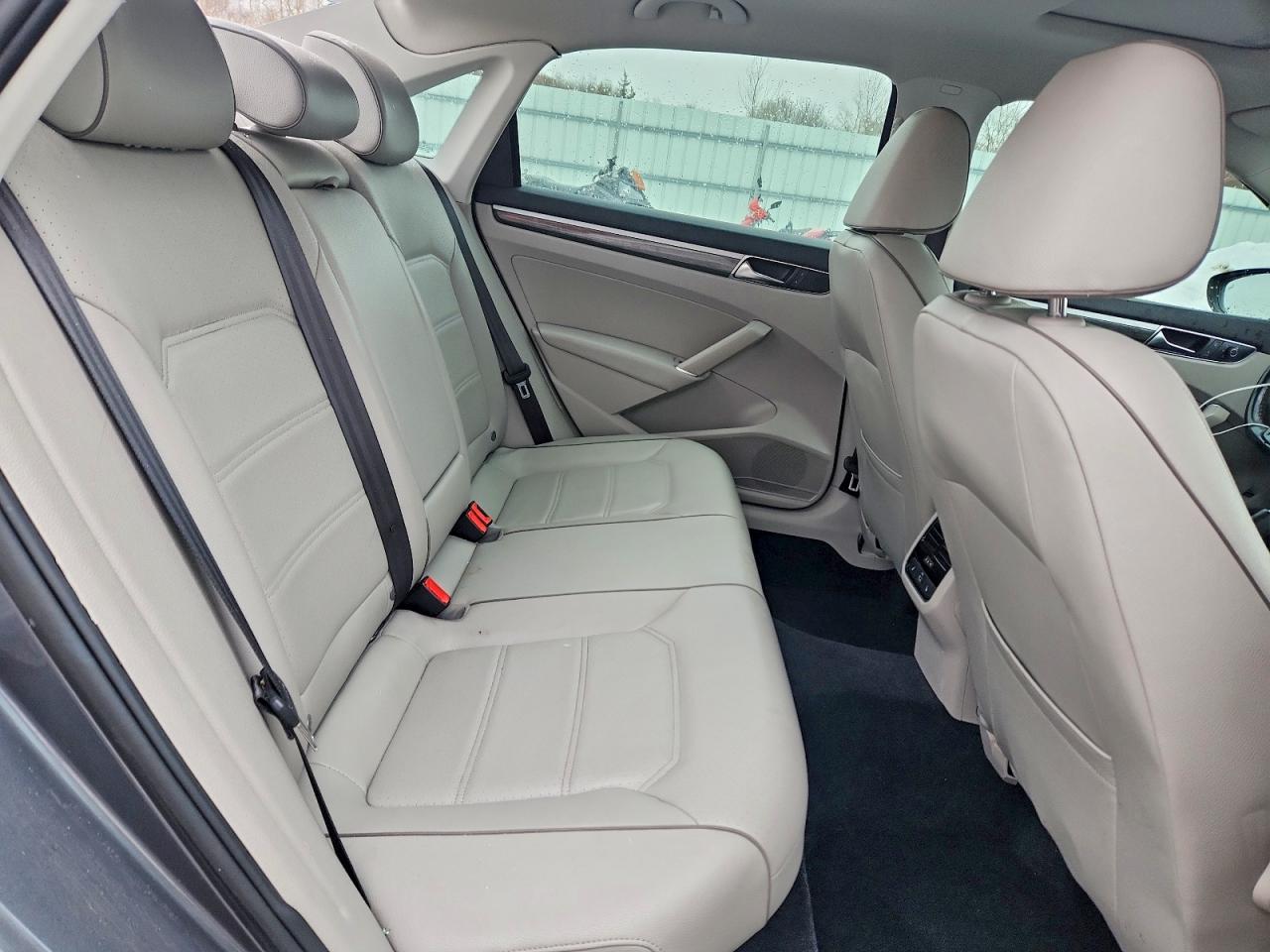 2017 VOLKSWAGEN PASSAT SE photo 10