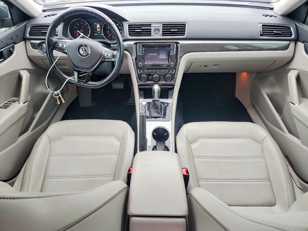 2017 VOLKSWAGEN PASSAT SE photo 8