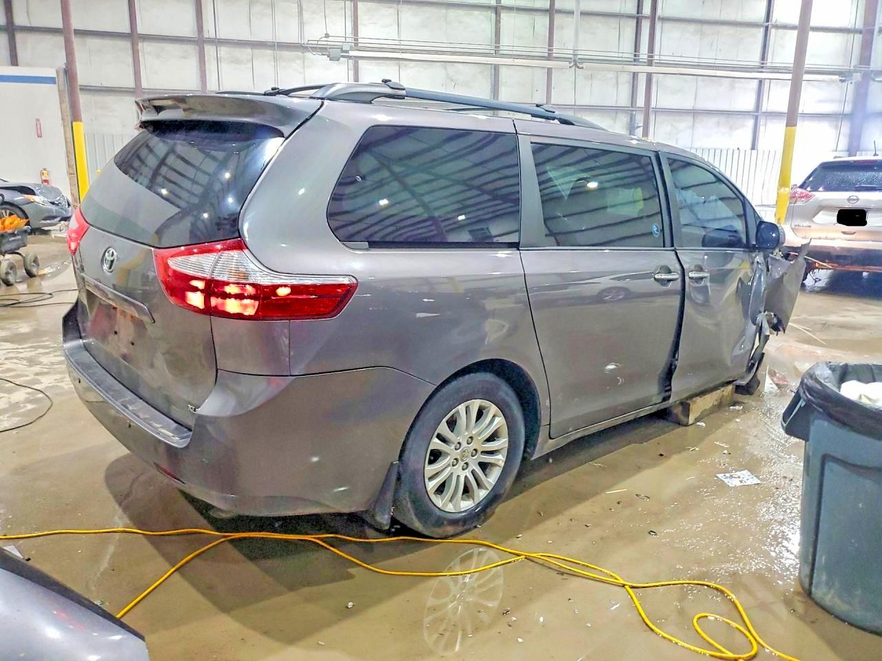 2015 TOYOTA SIENNA XLE PREMIUM 8-PASSENGER photo 5