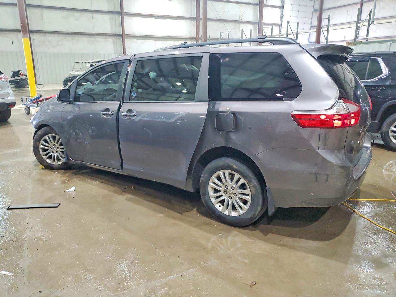 2015 TOYOTA SIENNA XLE PREMIUM 8-PASSENGER photo 3
