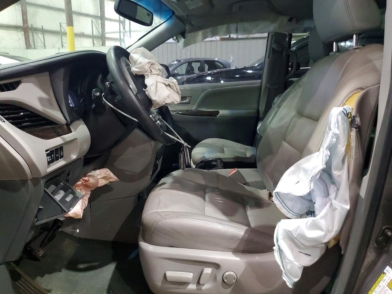 2015 TOYOTA SIENNA XLE PREMIUM 8-PASSENGER photo 13