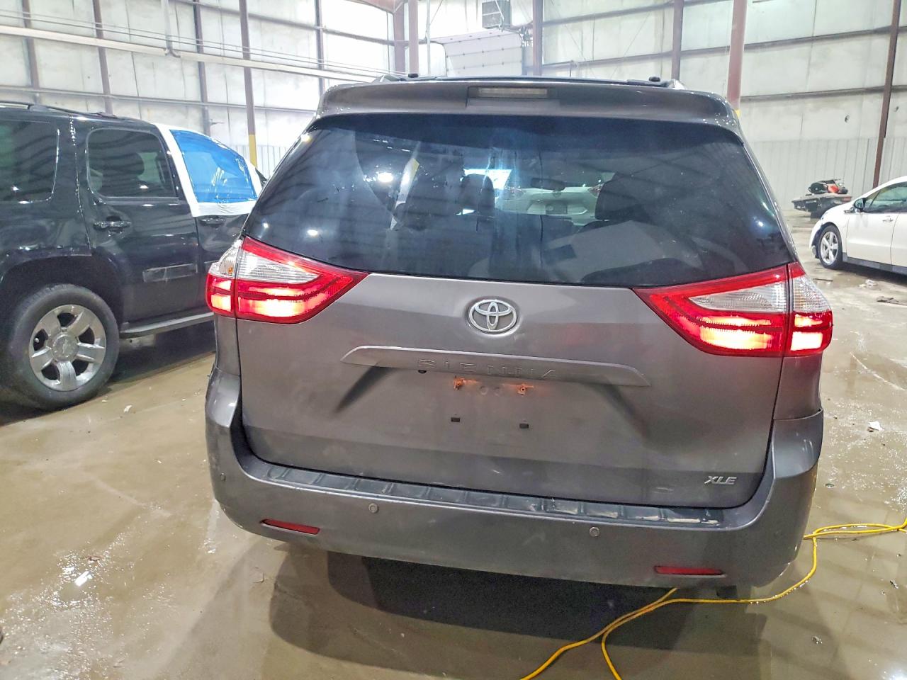 2015 TOYOTA SIENNA XLE PREMIUM 8-PASSENGER photo 11