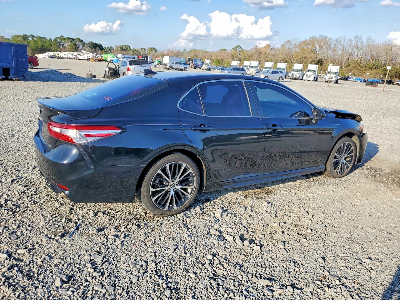 2020 TOYOTA CAMRY SE photo 3
