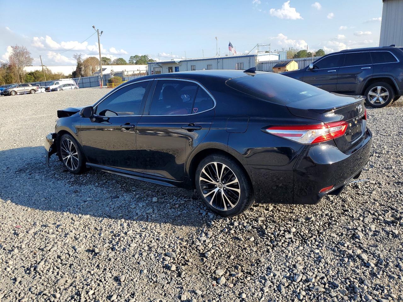 2020 TOYOTA CAMRY SE photo 2