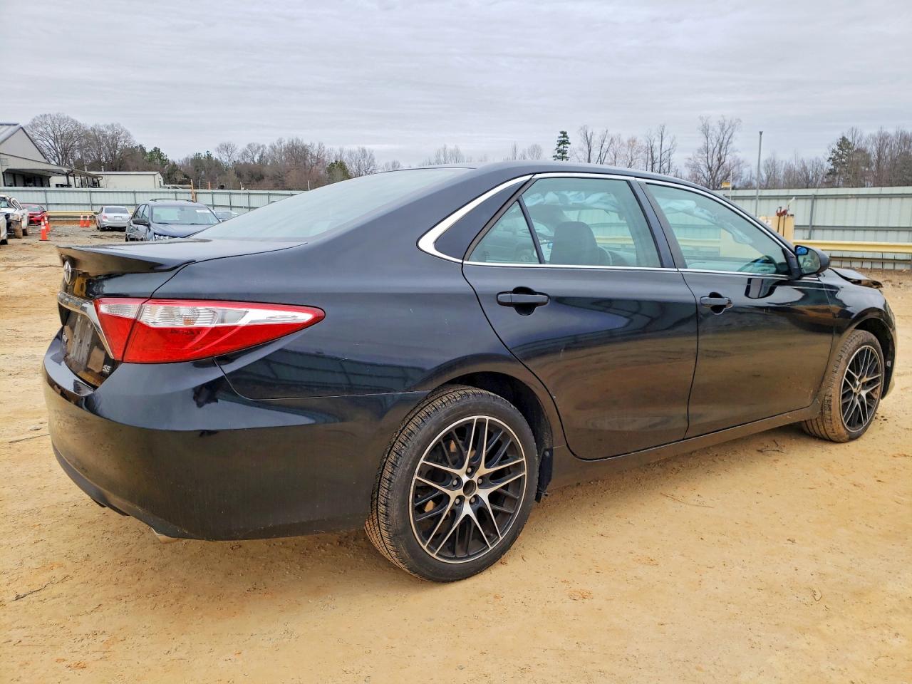2016 TOYOTA CAMRY SE photo 5