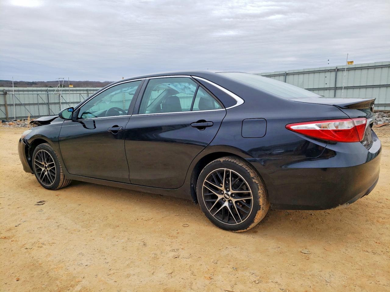 2016 TOYOTA CAMRY SE photo 3