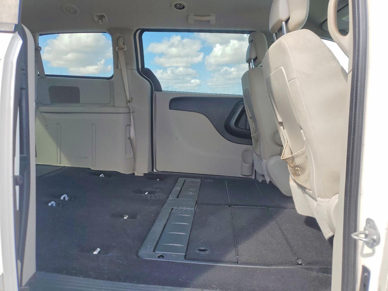 2011 DODGE GRAND CARAVAN EXPRESS photo 11
