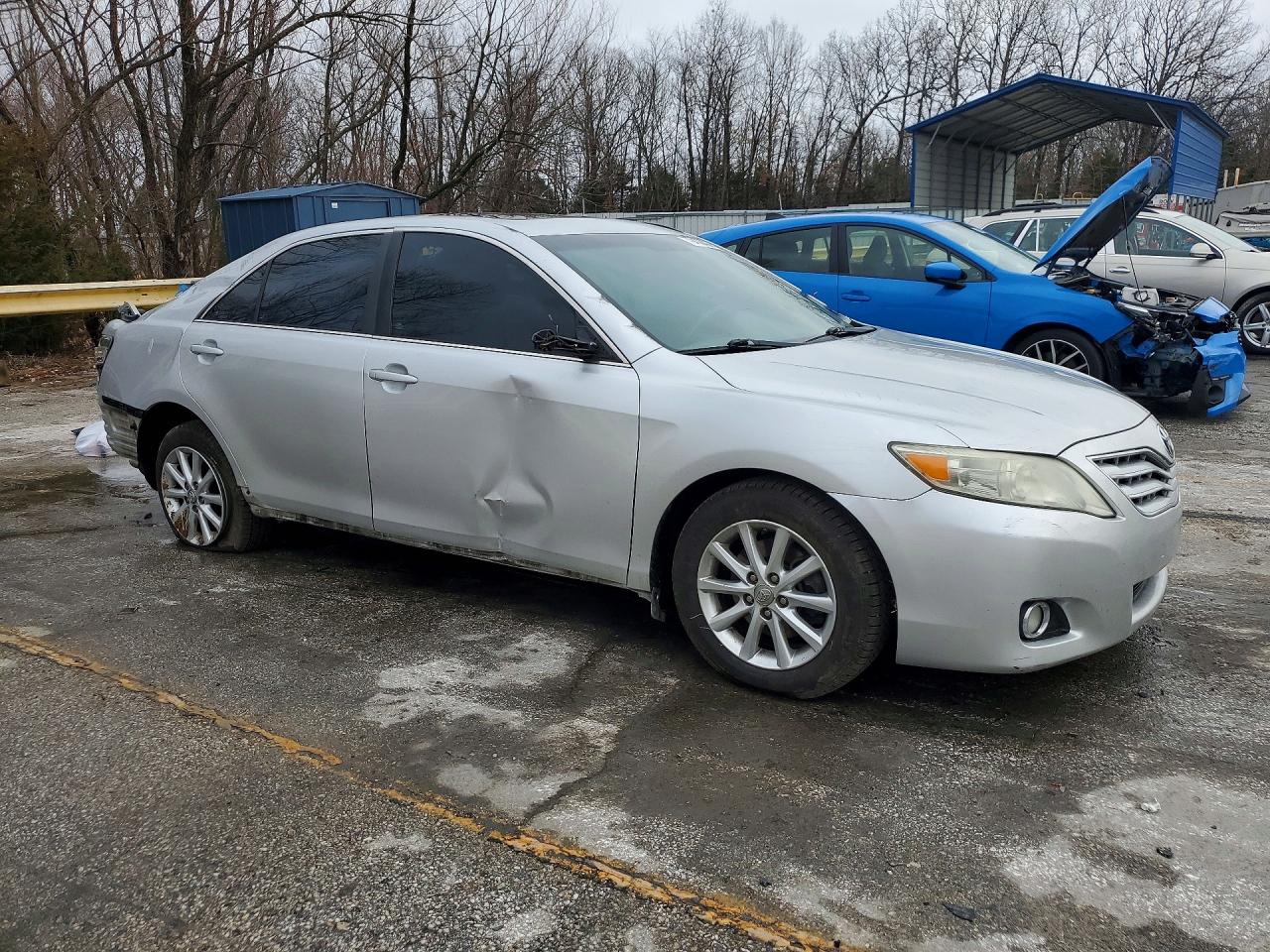 2011 TOYOTA CAMRY XLE photo 4