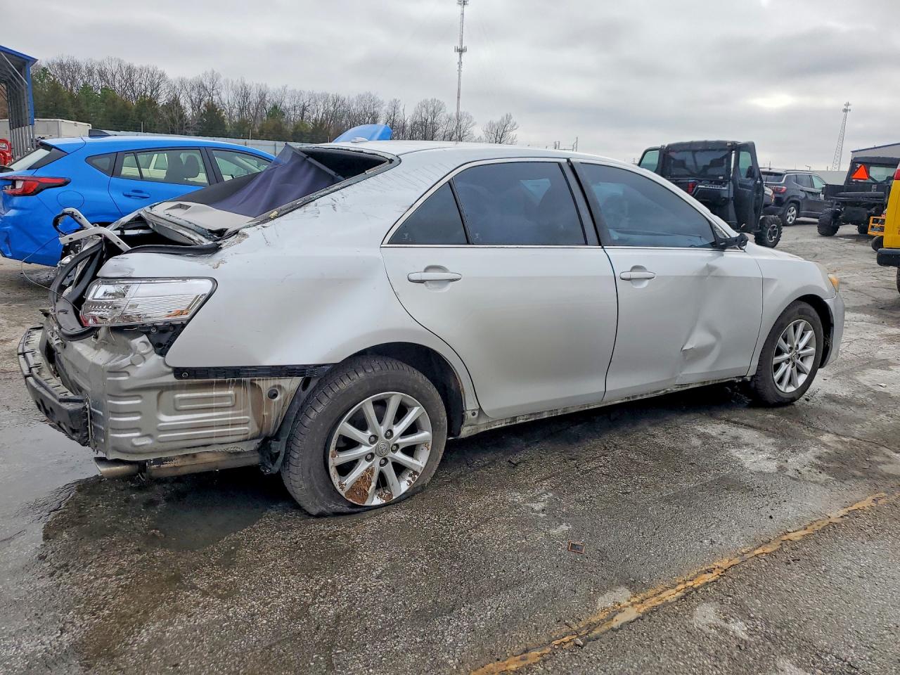 2011 TOYOTA CAMRY XLE photo 3