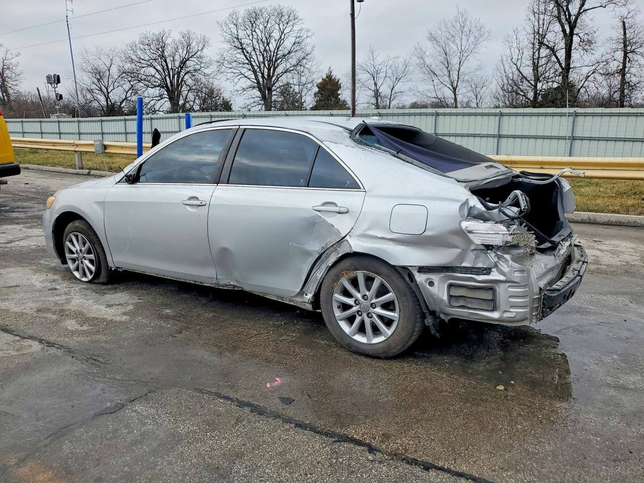 2011 TOYOTA CAMRY XLE photo 2